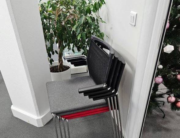 Chaise de réunion empilable Qirikou Grise - OCCASION – Image 6