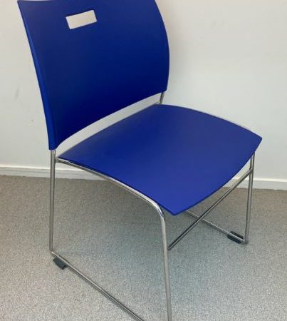 Chaise de réunion empilable LESLIE bleue - OCCASION – Image 7