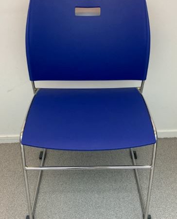 Chaise de réunion empilable LESLIE bleue - OCCASION – Image 6