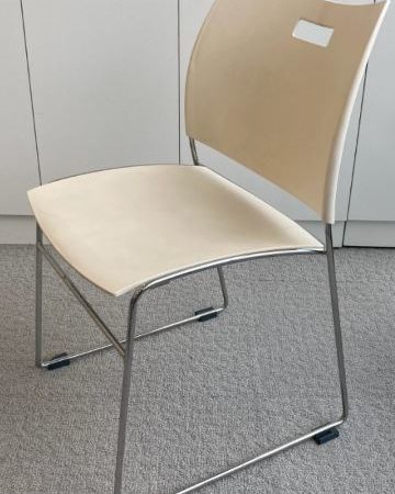 Chaise de réunion empilable LESLIE blanche - OCCASION – Image 5