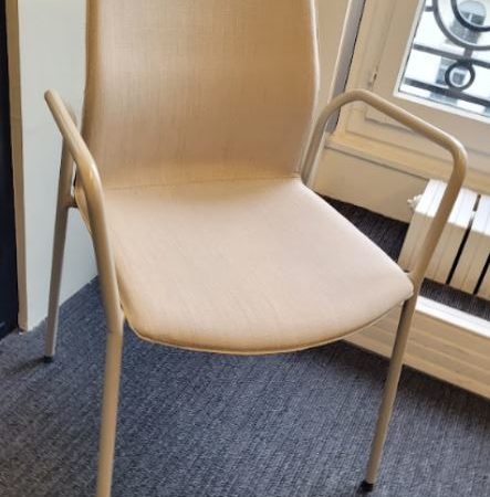 Chaise empilable beige Akaba DESIR - OCCASION – Image 4