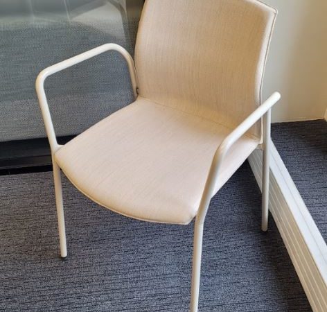 Chaise empilable beige Akaba DESIR - OCCASION – Image 3