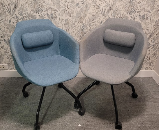 Lot de 6 Chaises de réunion sur roulette grises et bleues LINA - OCCASION – Image 2