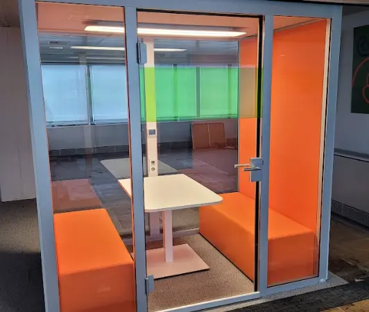 Cabine acoustique 4 places König+Neurath BASILIC orange - OCCASION – Image 3