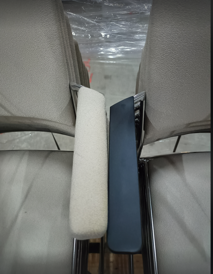 Chaise de réunion Linos bleu avec accoudoirs en synthétiques noir, pieds chrome RECEP - OCCASION – Image 6