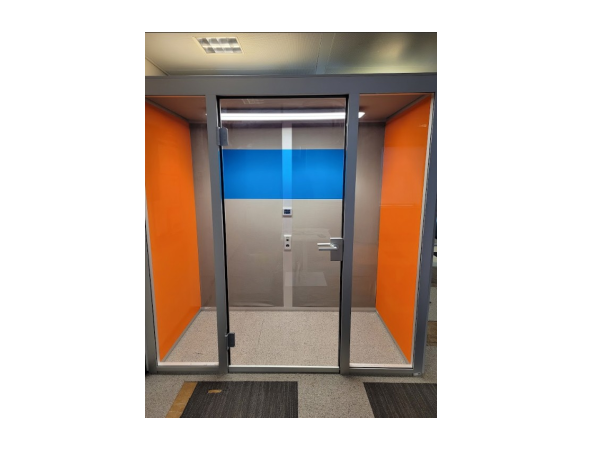 Cabine-acoustique-2-places-K-nig-Neurath-BASILIC-orange-et-vide-de-meubles-OCCASION