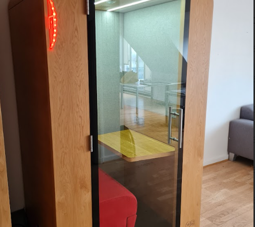 Cabine acoustique individuelle SBS bois assise rouge- OCCASION – Image 2