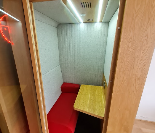 Cabine acoustique individuelle SBS bois assise rouge- OCCASION – Image 3