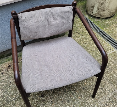 Chauffeuse en bois et tissu gris, avec coussin DESIR 6 - OCCASION – Image 2