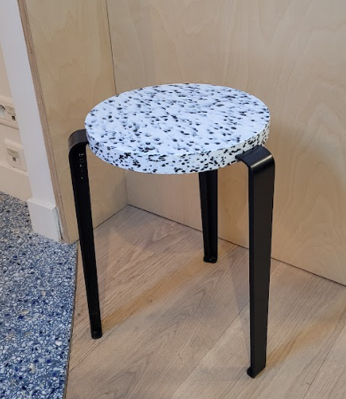 Tabouret bas Lou Tiptoe en plastique recyclé blanc et noir DESIR 6 - OCCASION – Image 2