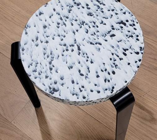 Tabouret bas Lou Tiptoe en plastique recyclé blanc et noir DESIR 6 - OCCASION – Image 3