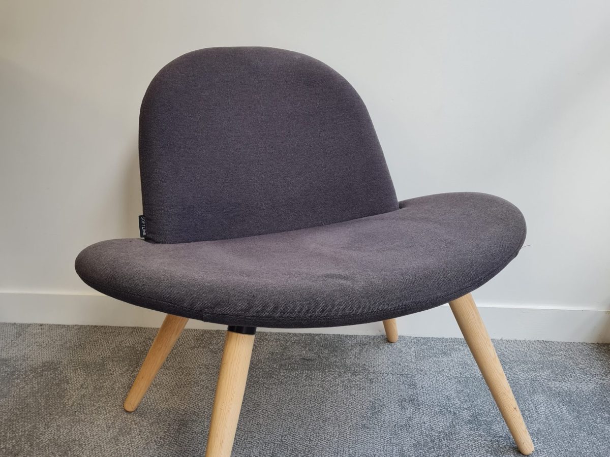 Chauffeuse Softline en tissu noir et pieds en bois JOBI - OCCASION – Image 4