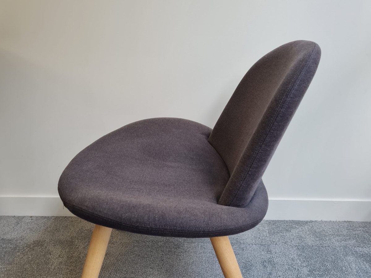 Chauffeuse Softline en tissu noir et pieds en bois JOBI - OCCASION – Image 2