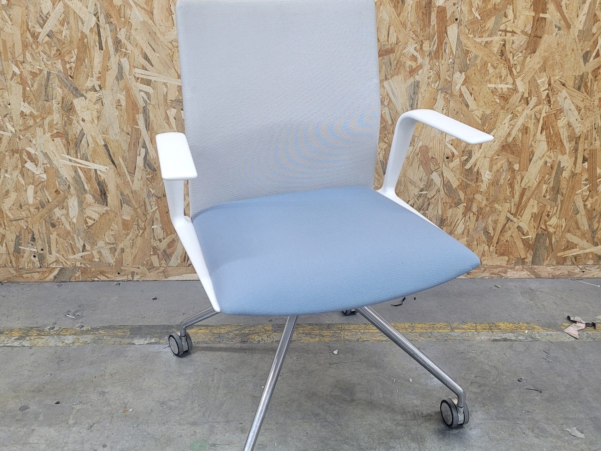Chaise de réunion sur roulettes RENZO Blanc/Gris/Bleu/Chrome - OCCASION – Image 2
