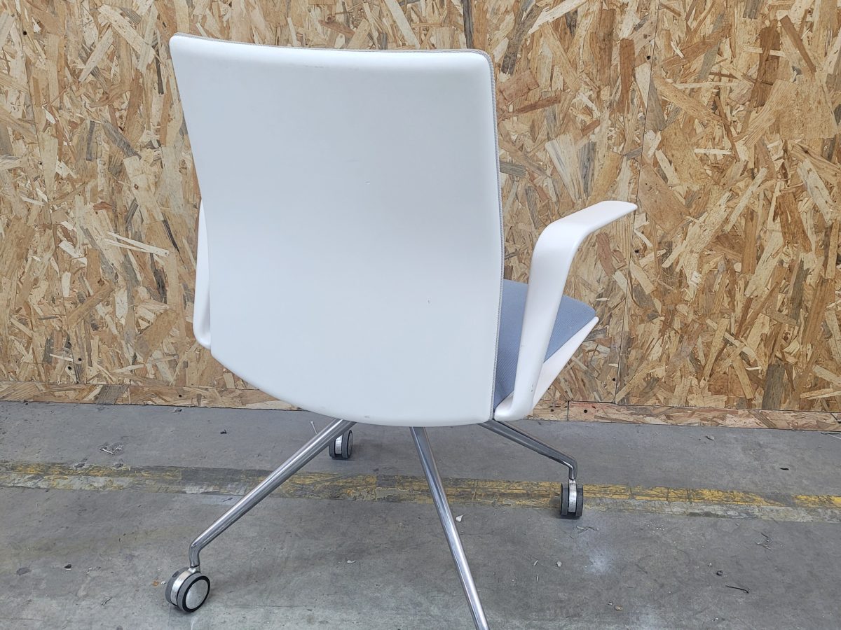 Chaise de réunion sur roulettes RENZO Blanc/Gris/Bleu/Chrome - OCCASION – Image 3