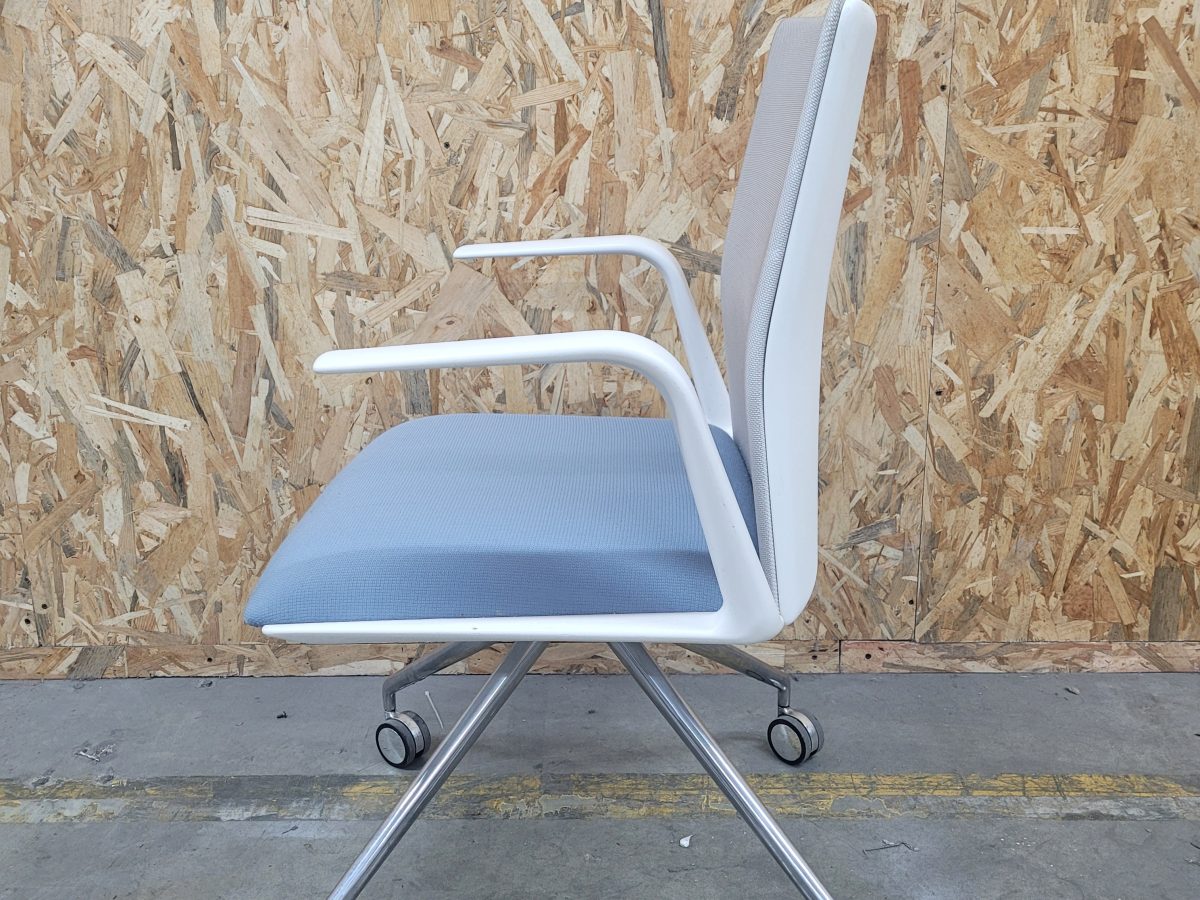 Chaise de réunion sur roulettes RENZO Blanc/Gris/Bleu/Chrome - OCCASION – Image 4