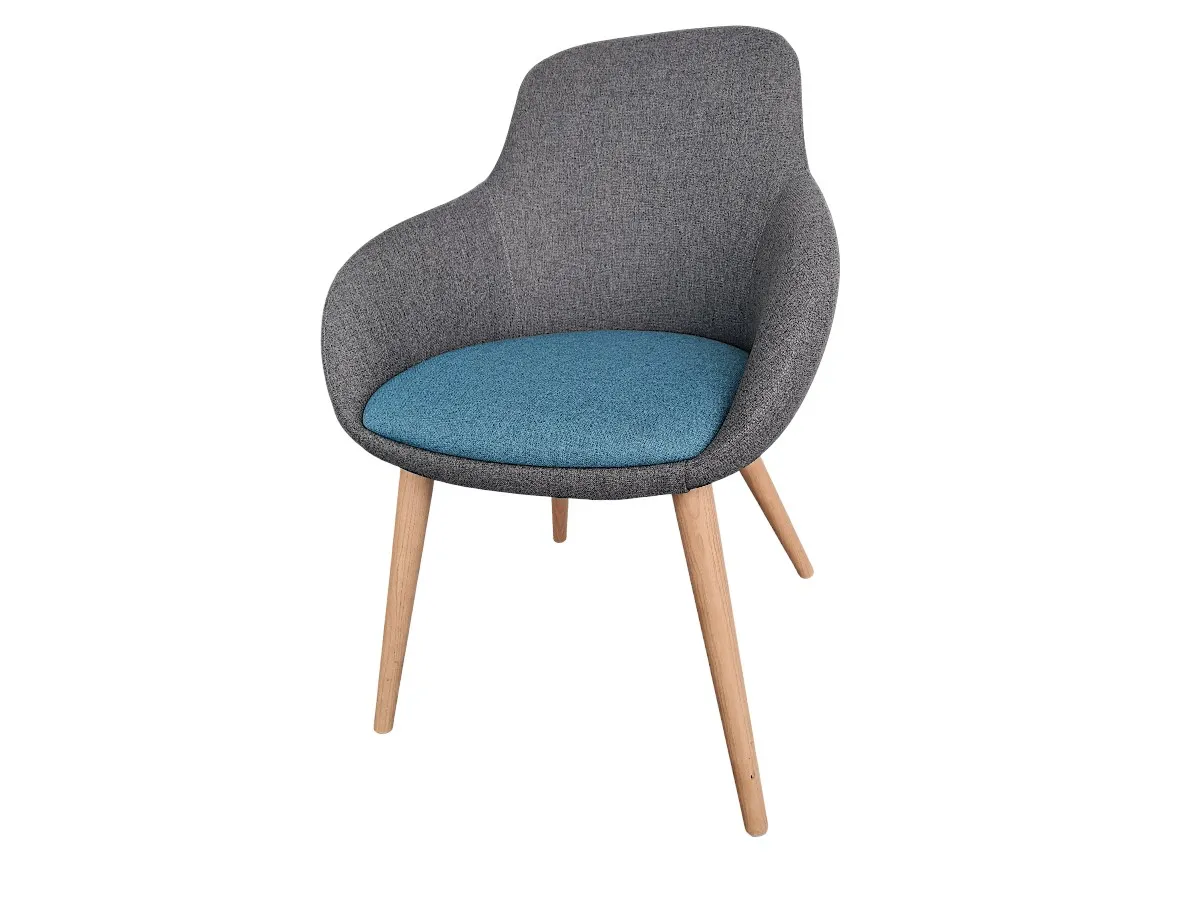 9441-CHAUF-SARAH-OCC-GRI-BLE-Chauffeuse-Sokoa-Eneka-grise-assise-bleue-SARAH-OCCASION