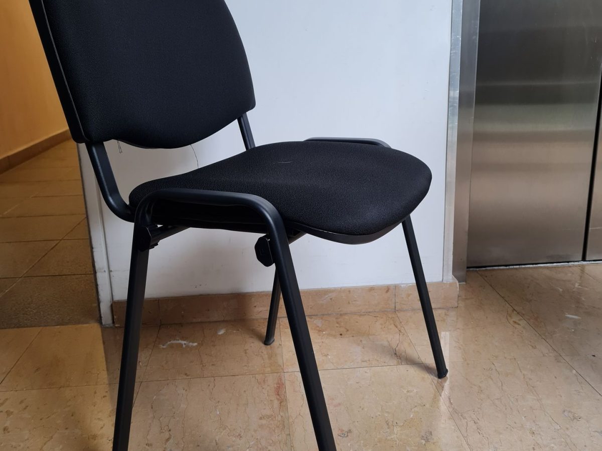 Chaise de réunion noir empilable SARAH - OCCASION – Image 2